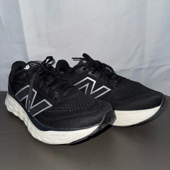 New Balance Fresh Foam 880 Women’s Sneakers in Black & White - Picture 2 of 10